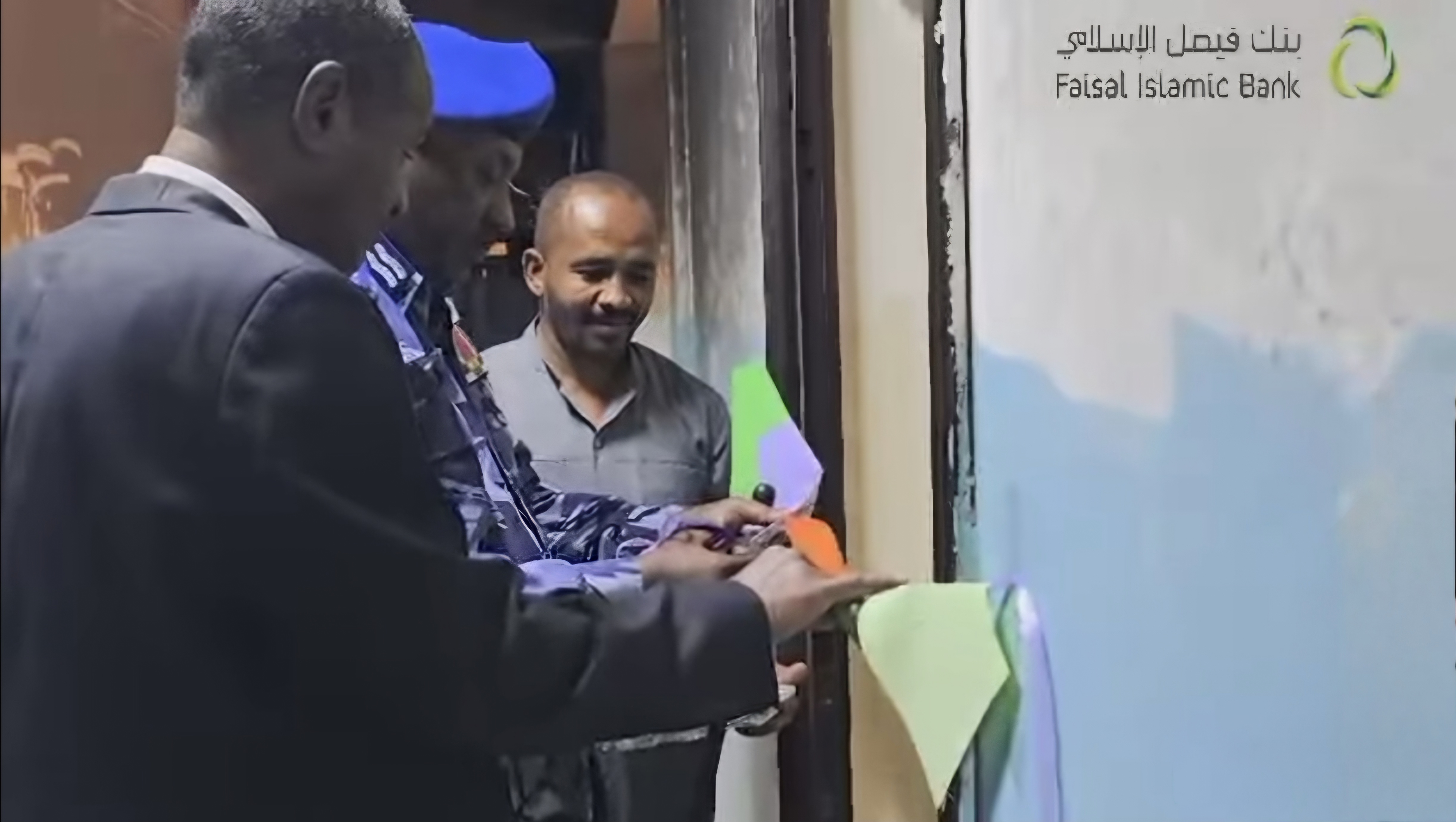 أول مصرف يعاود العمل من قلب مدينة الخرطوم بعد تحريرها